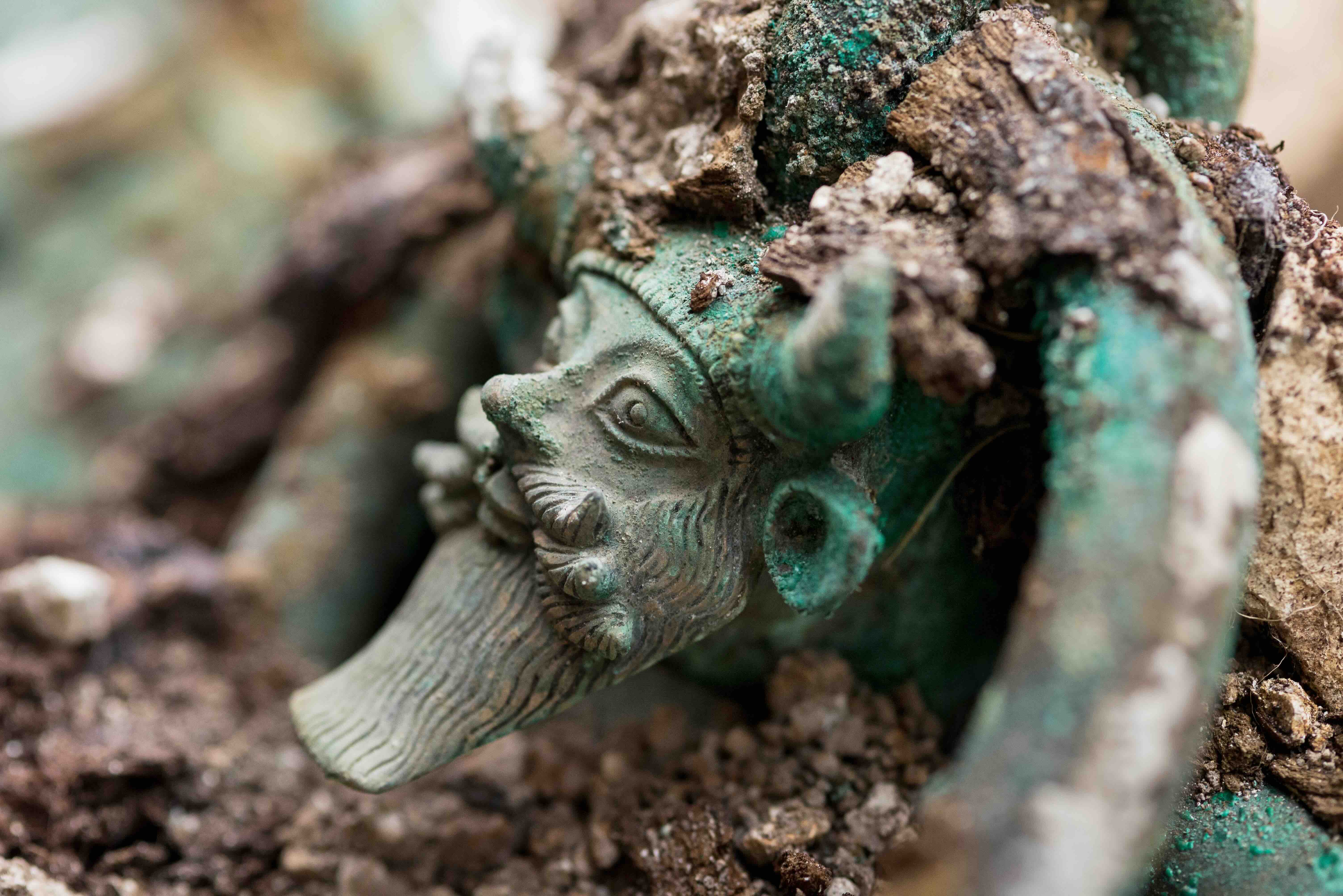 D��tail du chaudron en bronze de Lavau (Aube); cl. Denis Gliksman (Inrap) 
