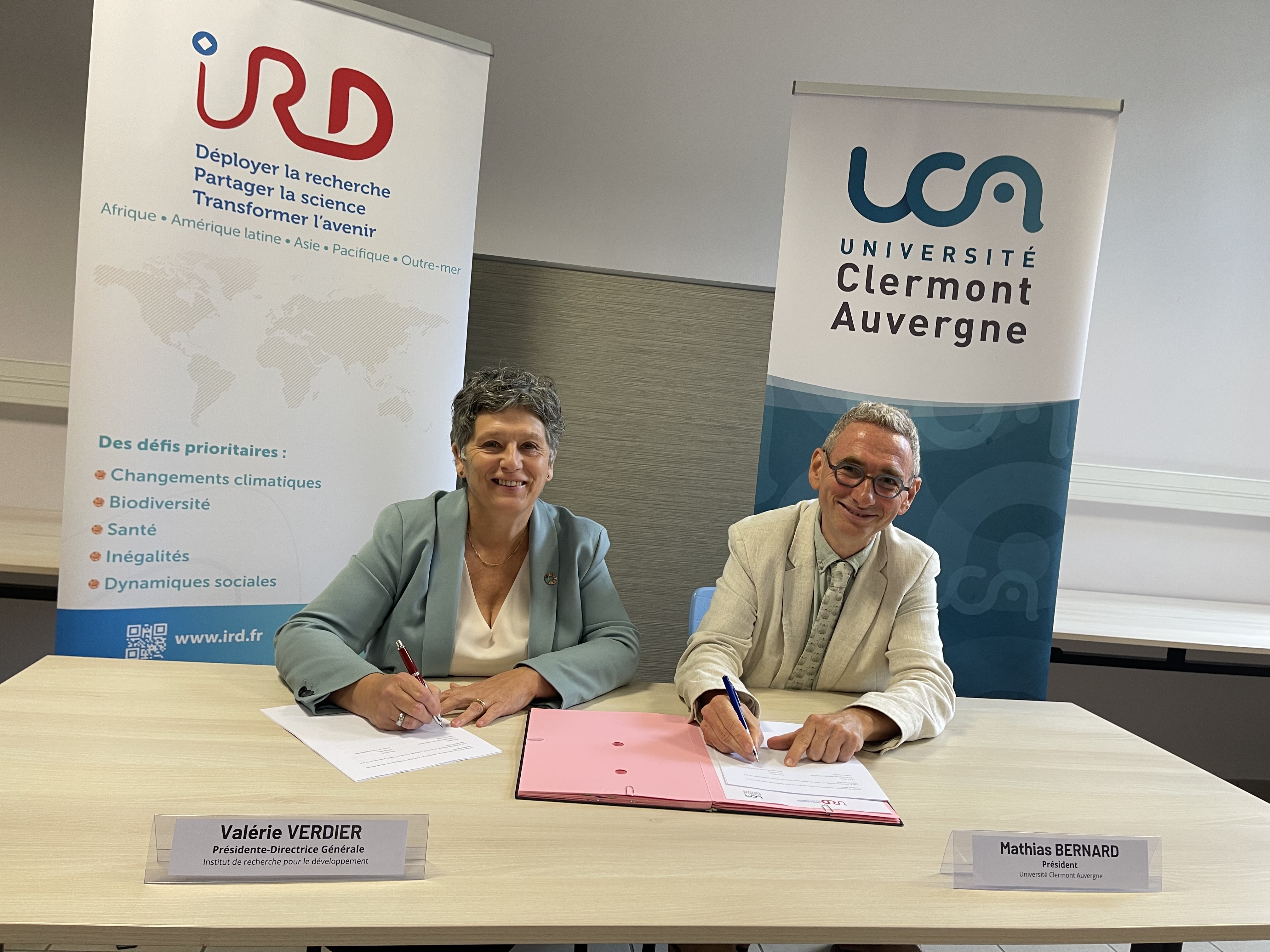 Val��rie Verdier et Mathias Bernard signant la convention de partenariat entre IRD et UCA